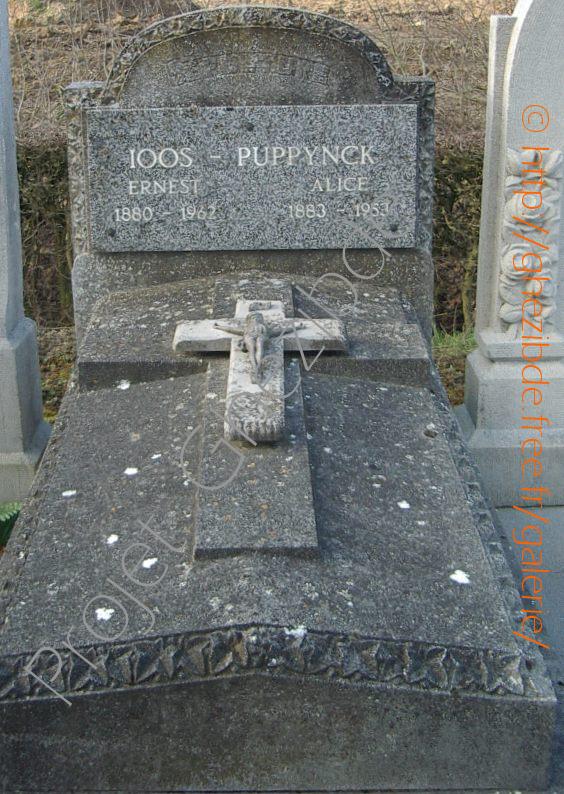 Tombe de Ernest Ioos (1880-1962) et Alice Puppynck (1883-1953), cimetire de Winnezeele (04/2006)
